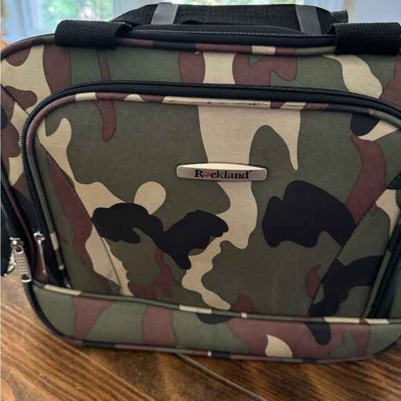 Rockland Camo travel bag. 3 zippered pockets flap to slide on luggage handle - Picture 2 of 12